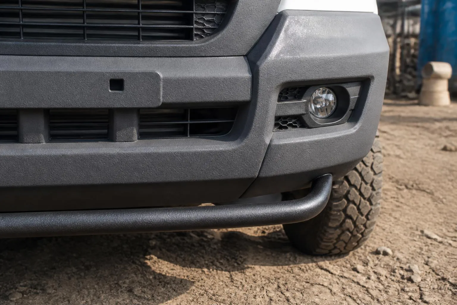 Pare-chocs en plastique brut d un SUV d entree de gamme