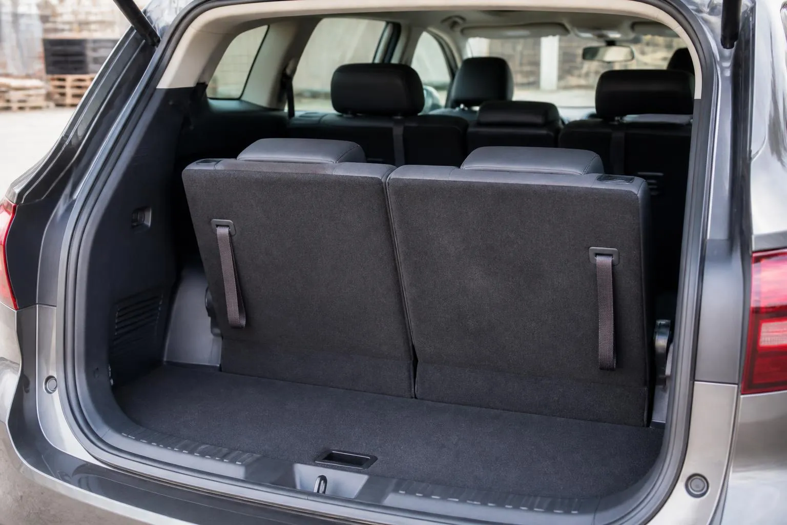 Barres de toit en aluminium sur le pavillon d un SUV