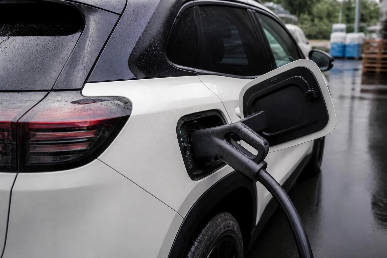 Trappe de charge ouverte d une voiture electrique