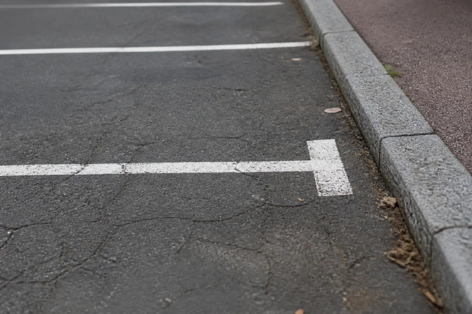 Marquage de stationnement peint sur du bitume