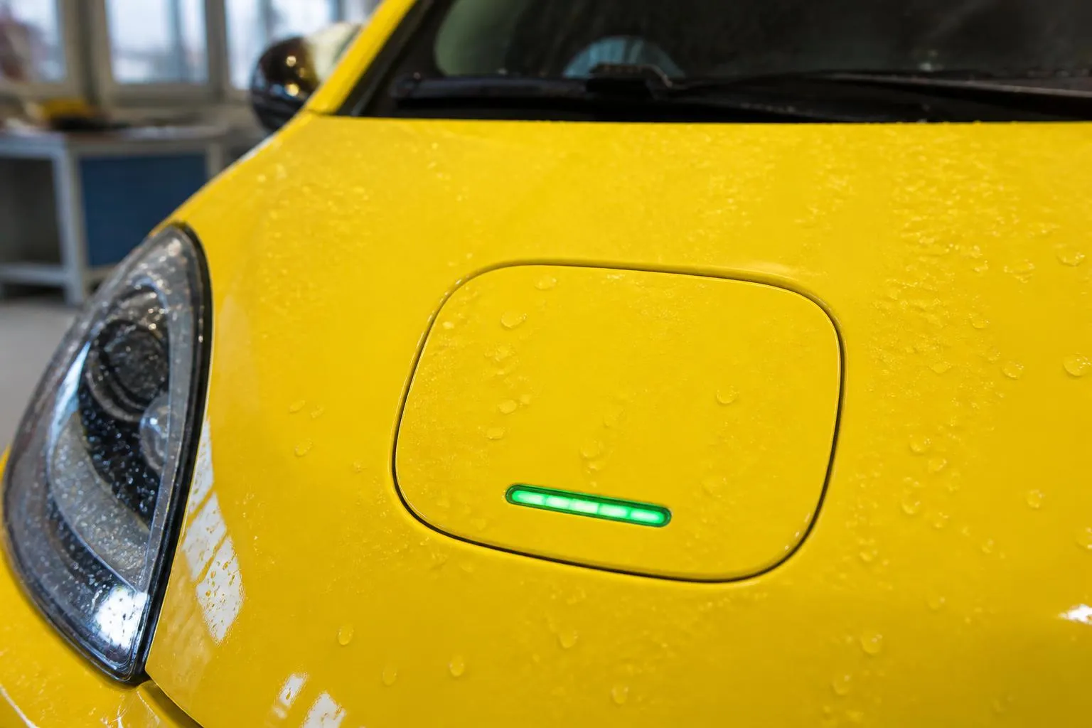 Capot d une petite voiture electrique jaune