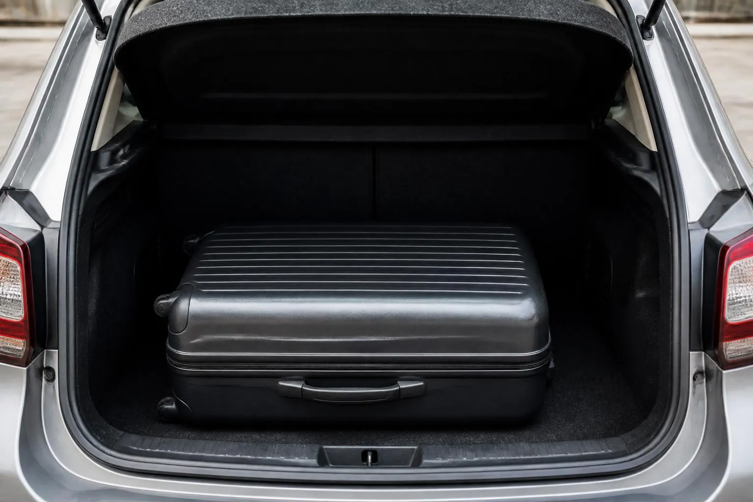 Valise rigide dans le coffre d une citadine